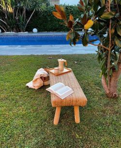 Banco long island 90x40x40 cm, realizado artesanalmente con madera de mango y yute trenzado.