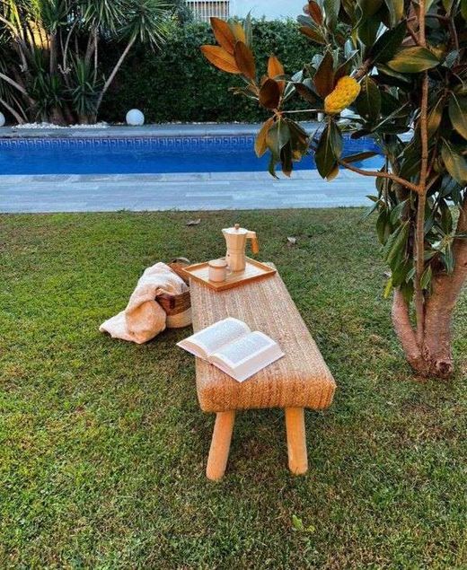 Banco long island 90x40x40 cm, realizado artesanalmente con madera de mango y yute trenzado.