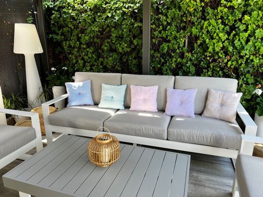 Cojin Boton 45x45 cm con vivo, relleno incluido.