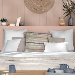 Cuscino jacquard lucido nei toni del beige e 4 pompon 45X45 cm