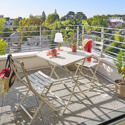 Elfenbeinfarbener 2-Sitzer-Klapptisch 70x70 cm