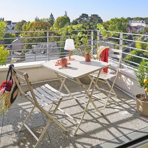 Elfenbeinfarbener 2-Sitzer-Klapptisch 70x70 cm