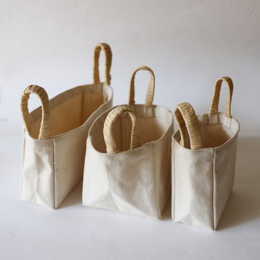 Set di 3 cestini in cotone con manici in rafia