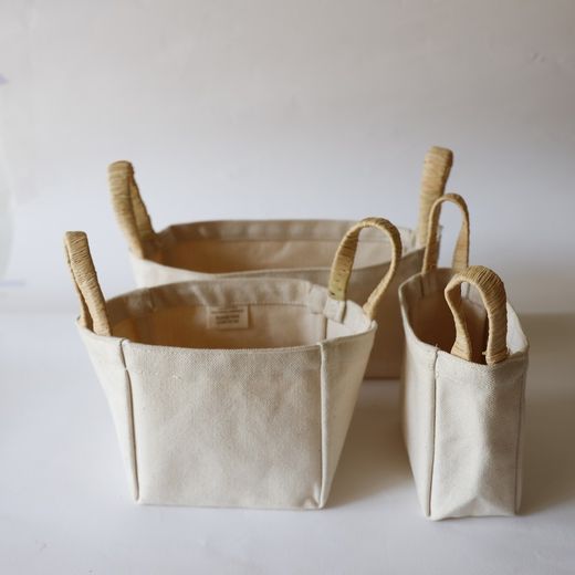 Set di 3 cestini in cotone con manici in rafia