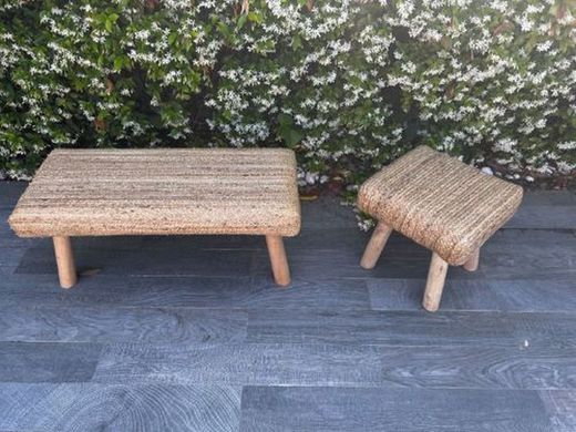 Taburete long island 40x40x40 cm, realizado artesanalmente con madera de mango y yute trenzado.
